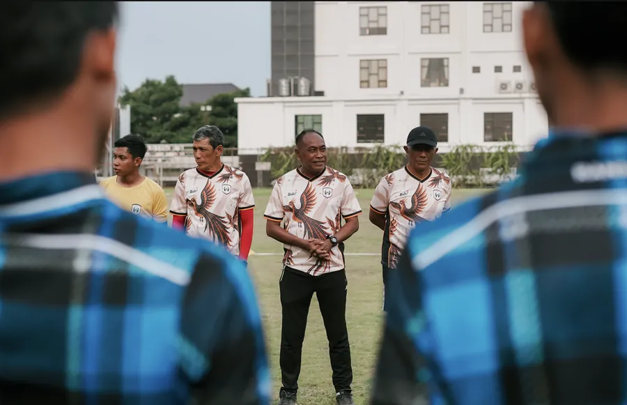 Coach Kas Hartadi memimpin sesi latihan perdana di bulan Agustus